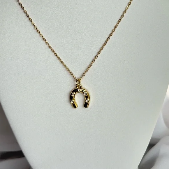 Chic Gold Horseshoe Necklace - Picture 2 of 2